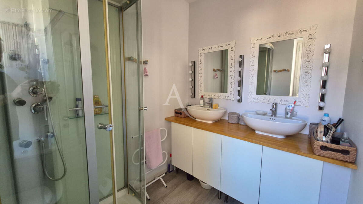 Ensemble immobilier constitué de deux maisons et son garage et extérieur  à Saint Jean D'Angely - photo 12