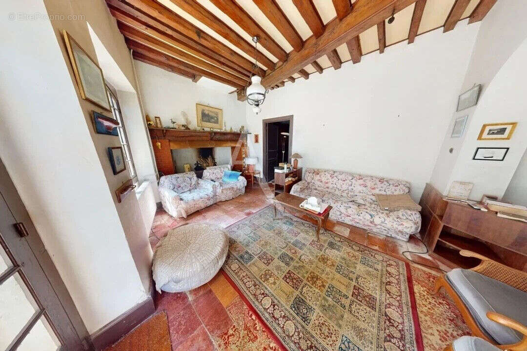 Maison de caractère à rénover. Centre-bourg 330,31 m² habitables sur 17 958 m² de terrain - photo 5