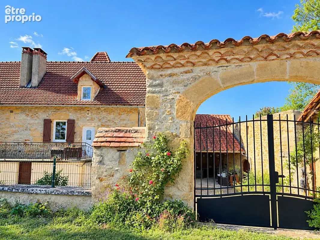 Charmante maison en pierres de 198 m2 5 chambres, piscine et grand jardin - photo 1