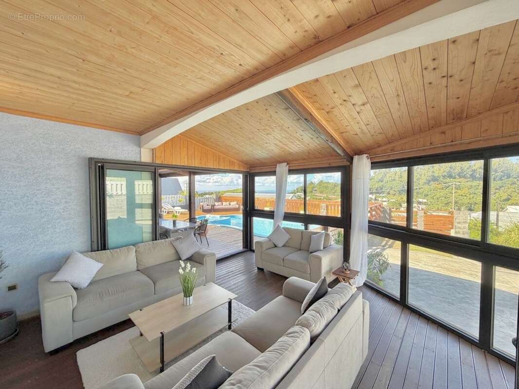 À vendre – Villa T7 avec piscine, jacuzzi et fort potentiel locatif – Petite-Île (97429) - photo 3