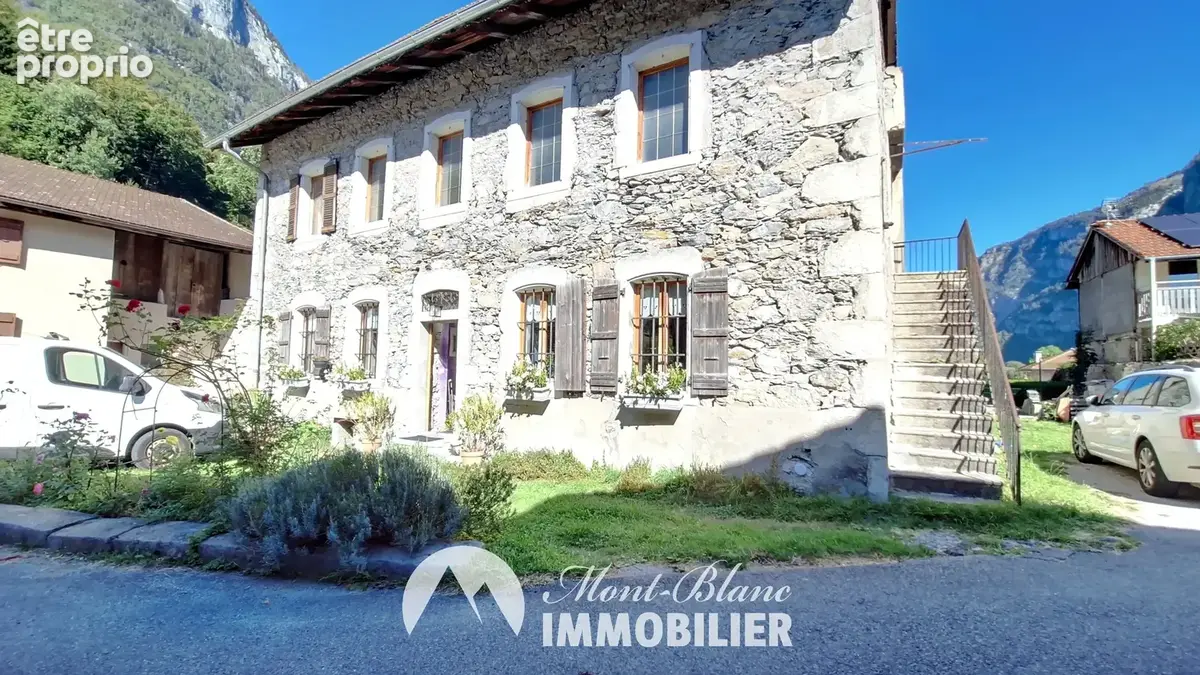 Une maison de caractère pleine de charme et de possibilités - photo 15