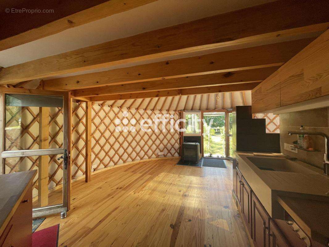 Maison à AUGE-SAINT-MEDARD