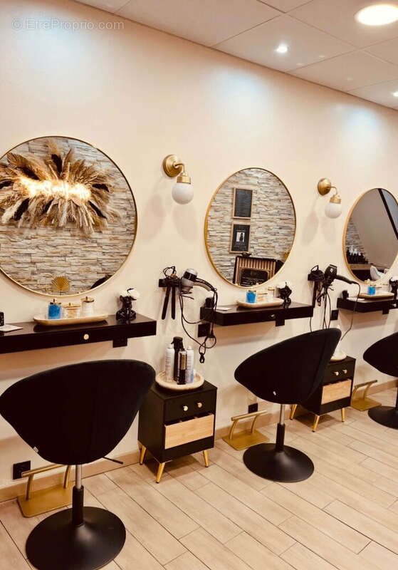 ST PRIEST - Fond de Commerce salon de coiffure / Appartement / Garage - photo 5