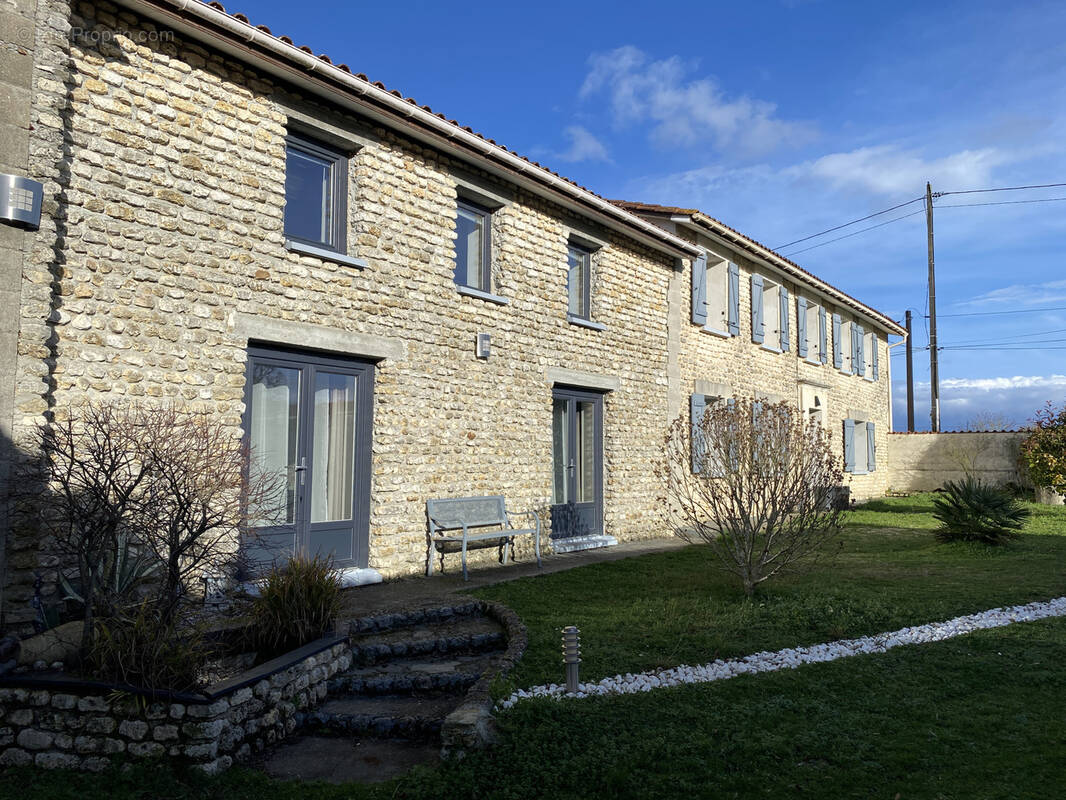 Maison à ROULLET-SAINT-ESTEPHE