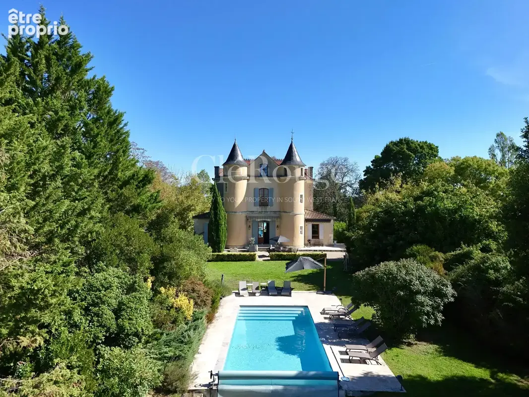 Entre Eymet et Marmande - Château à tourelles du XIXe entièrement restauré, piscine chauffée et 2,7 ha - photo 2