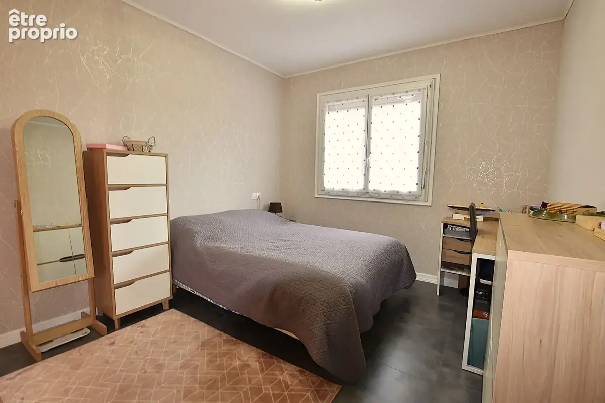 Maison spacieuse avec sous sol total, proche des commerces : - photo 8
