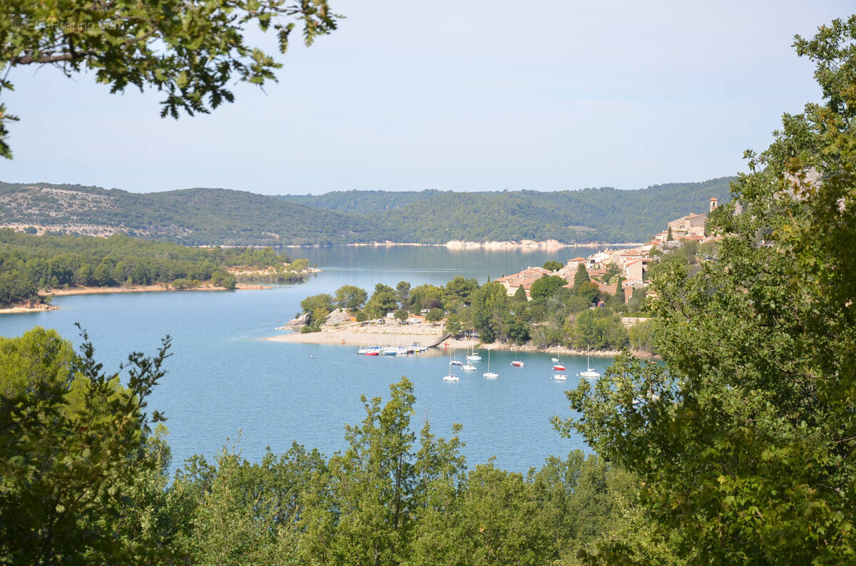 Bauduen vue sur le lac et le village - photo 2