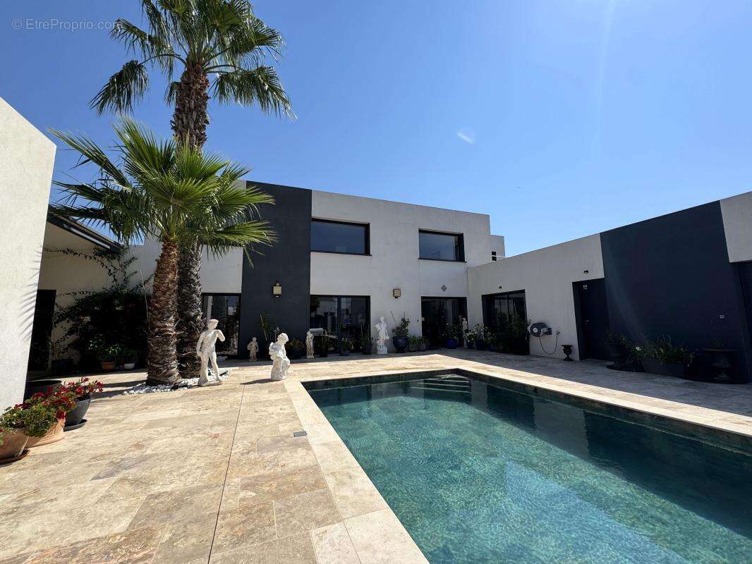 Villa d'exception aux volumes spectaculaires et prestations haut de gamme - photo 7
