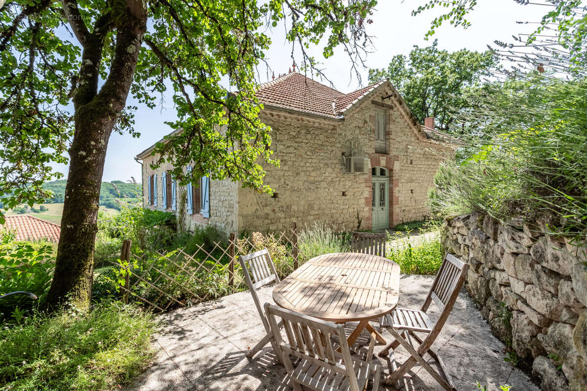 Maison de campagne avec annexes, piscine, grange et vue - photo 5