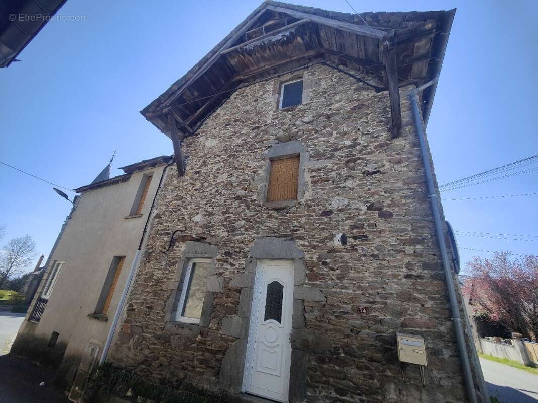 Pradinas- maison de village avec terrain et dependances - photo 2