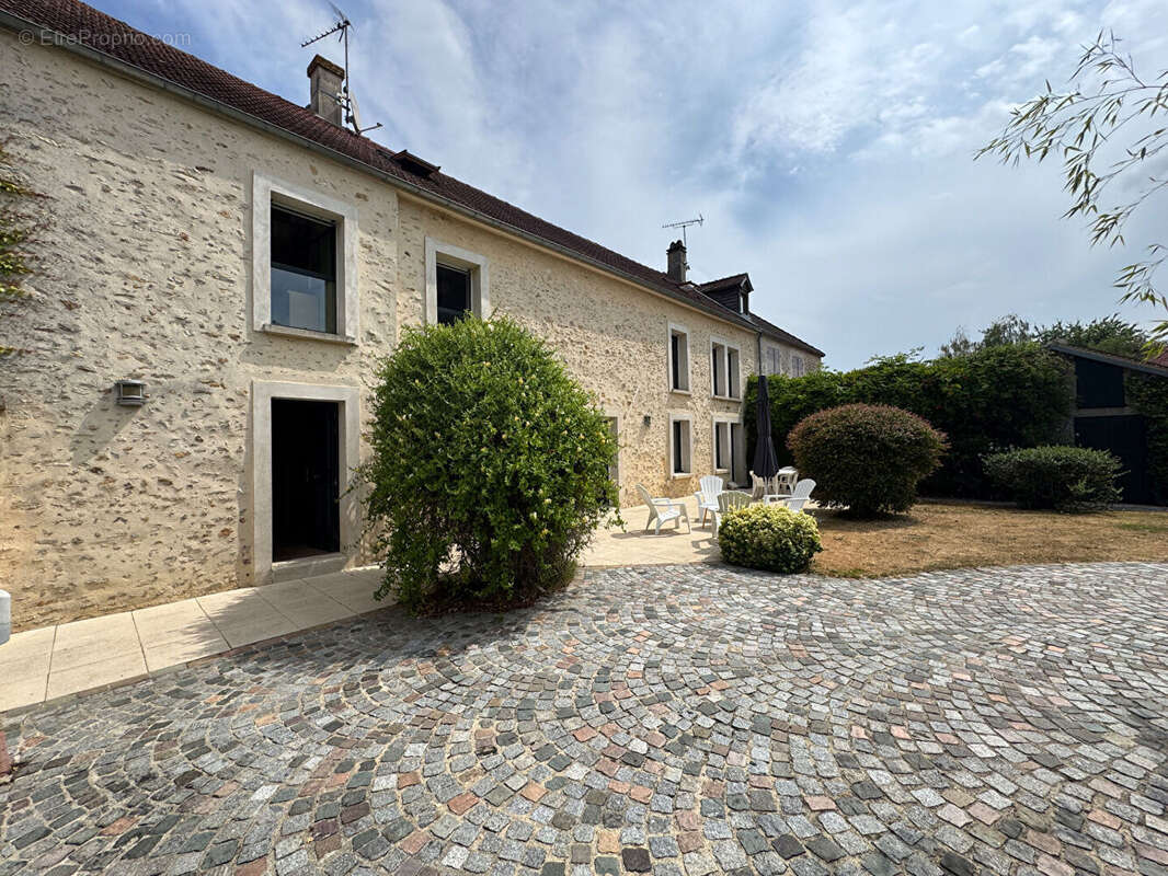 Maison ancienne du 19ème siècle en pierres  avec grande dépendance  Proche Thoiry  7 pièces 210 m2 - photo 4