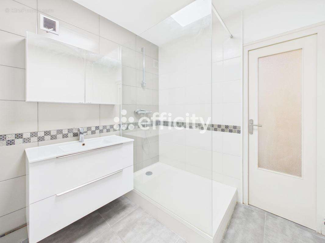 Appartement à PERONNAS