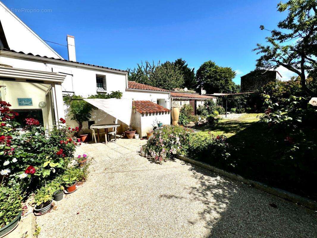 Maison de caractère en pierre avec appartement indépendant - Village à 3,5 km du bord de mer - photo 3