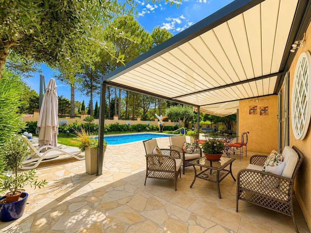 Vidauban – Élégante villa de plain-pied de 140 m² avec piscine sur un terrain de plus de 2 550 m² - photo 2