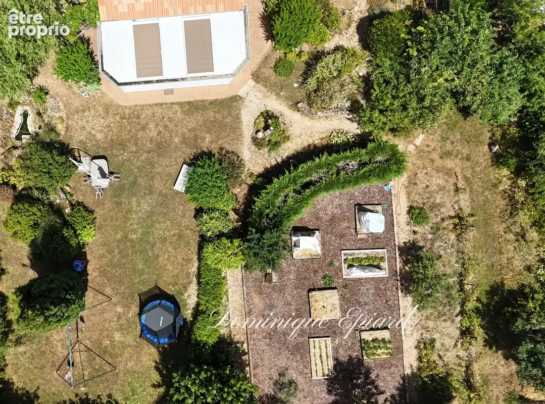Maison de charme salon et véranda climatisée — demi plein-pied, DPE C — école et commerces à pied - photo 3