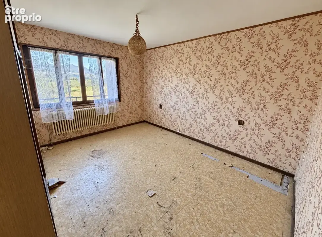 Maison familiale à rénover - 10 Pièces - 1 900 m2 de terrain - photo 8
