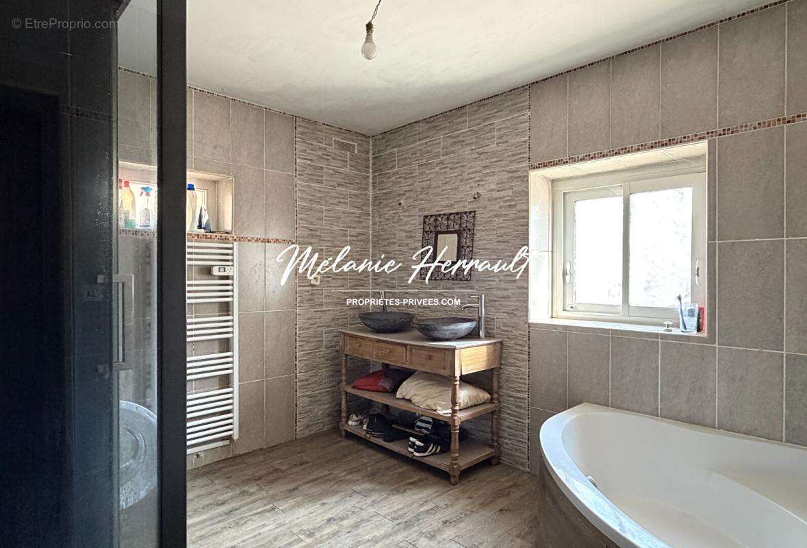 Maison semi-mitoyenne - 5 chambres - Neuville sur Sarthe (72190) - photo 5