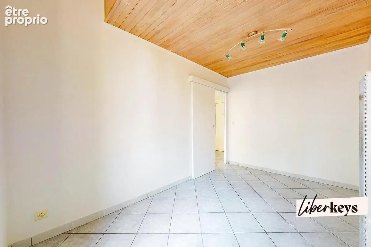  T2 43 m² – Séjour 21 m² – Dressing – Métro Chartreux - photo 11