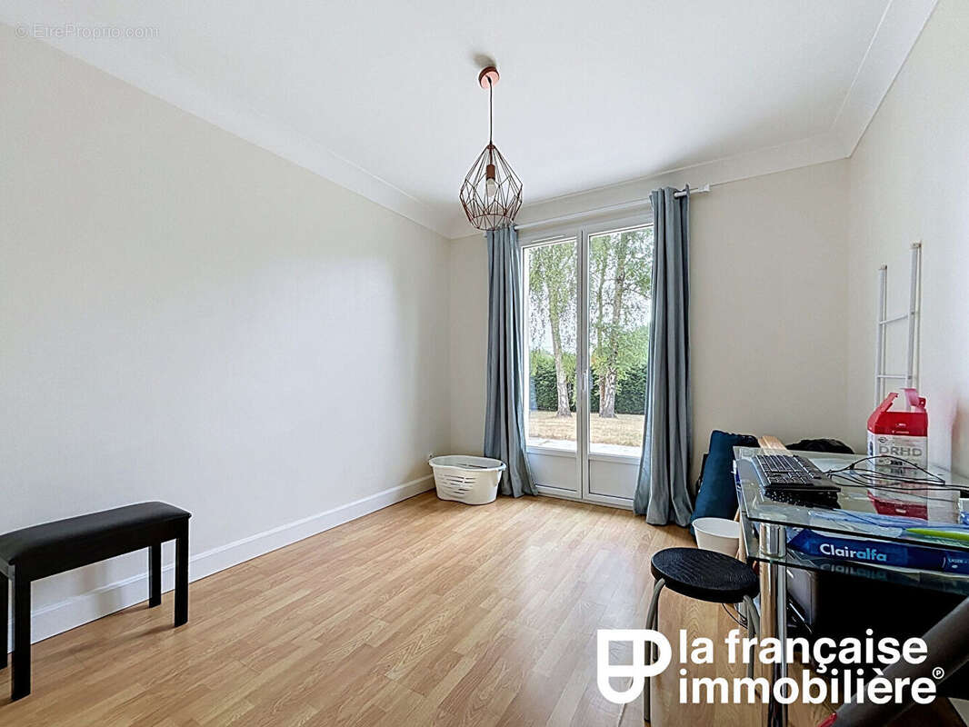 A vendre -Maison rénovée -5 chambres - terrain arboré d'environ 1 hectare - sous-sol complet - photo 10