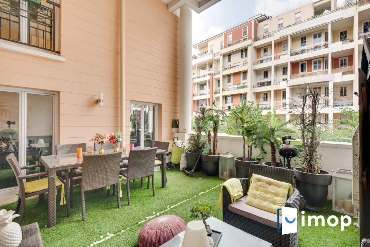 Appartement à COURBEVOIE