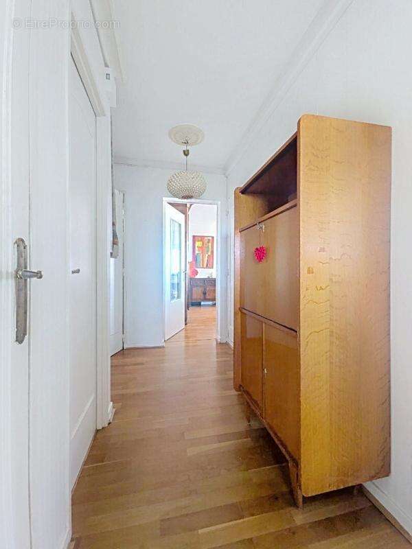 Appartement lumineux de 88 m² avec balcon, ascenseur et vue dégagée - photo 4
