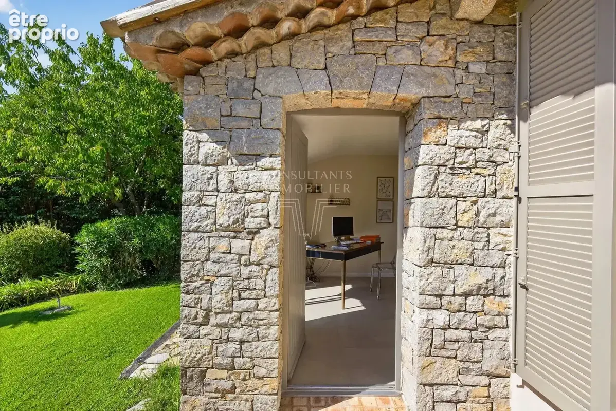Mougins – Élégante propriété rénovée avec piscine au cœur d’un jardin paysager - photo 21