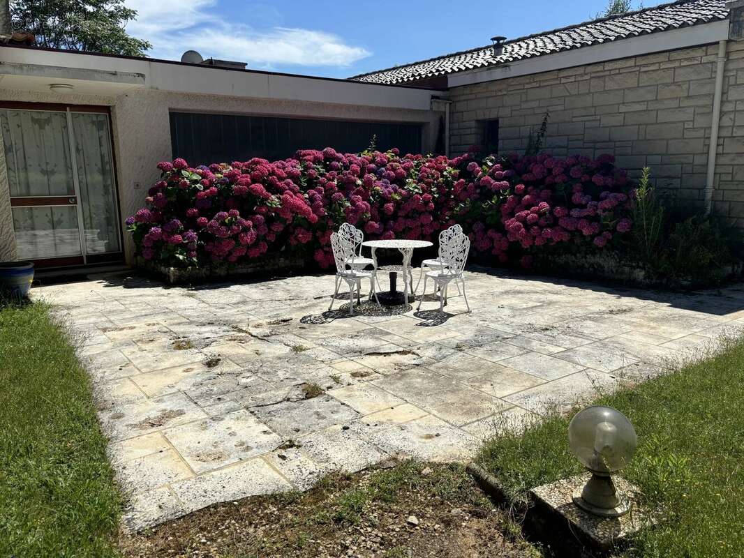Superbe maison familiale de cinq chambres située dans un magnifique jardin et à distance de marche de Civray - photo 12