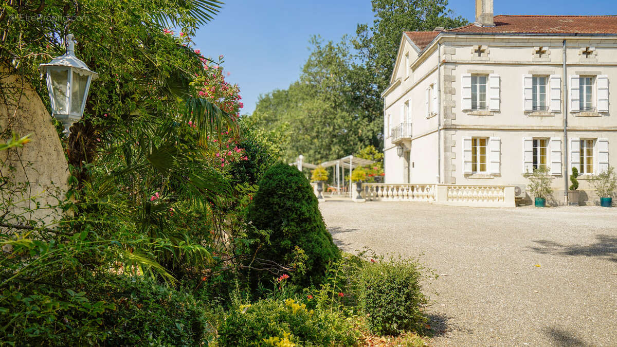 Magnifique Demeure dans le style néo paladien de 750 m2 comprenant 9 suites et 3 chambres avec un terrain de 1 - photo 21