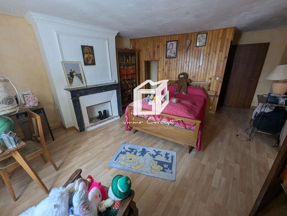 Maison à SALLES-CURAN