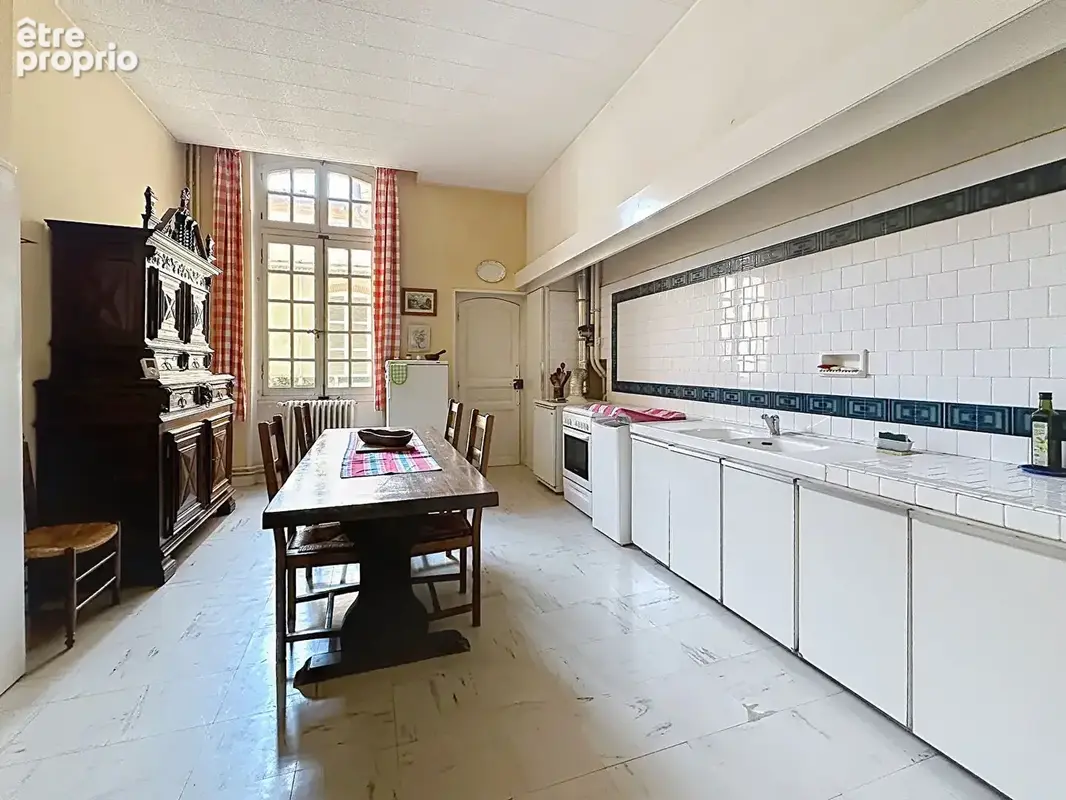 A vendre centre ville appartement de type 6 d'environ 190 m² avec cave, garage et jardin - photo 5
