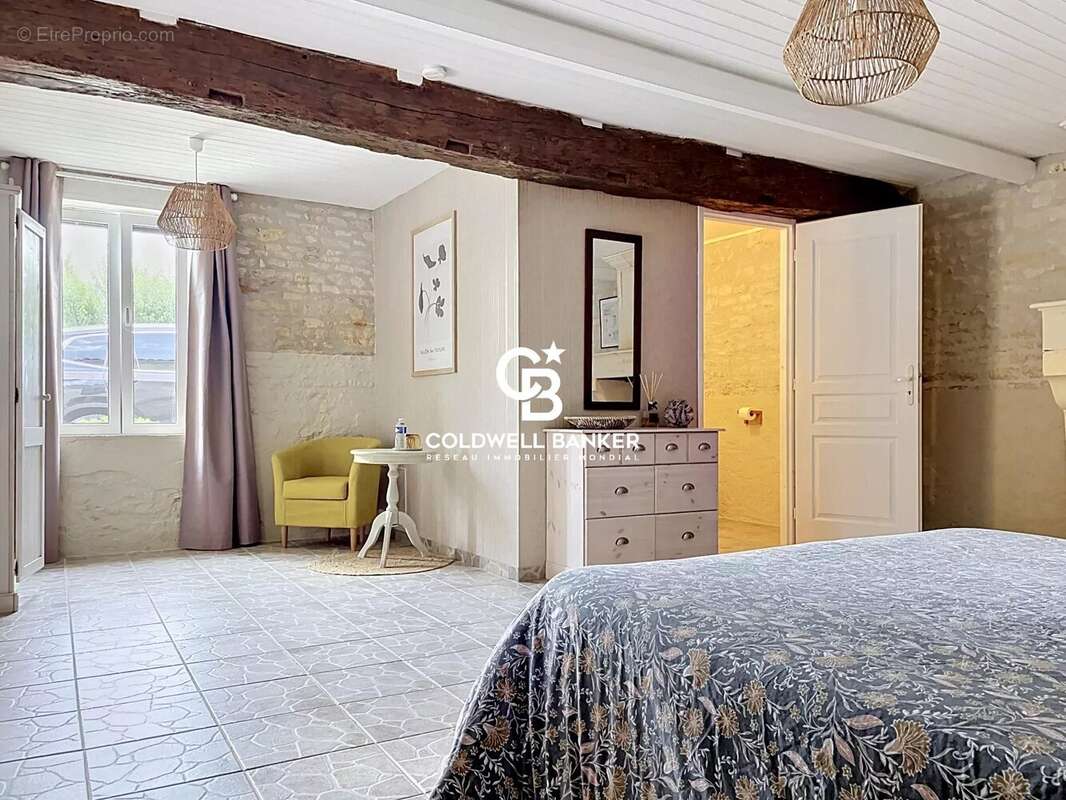 Maison familiale de belles prestations avec jardin et piscine à Aumagne - photo 10