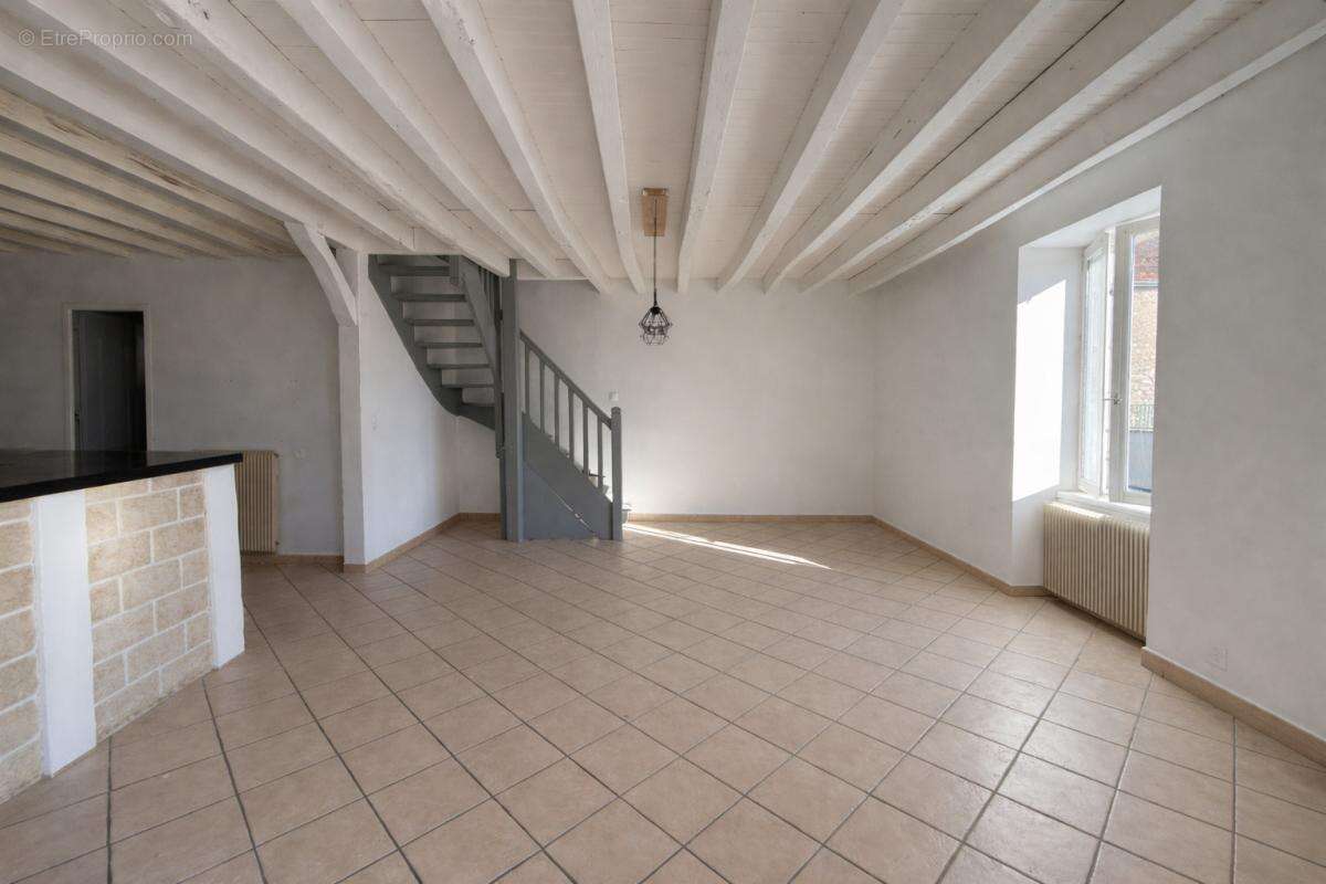 Maison située sur la commune de Mehun-Sur-Yèvre avec écoles - photo 5