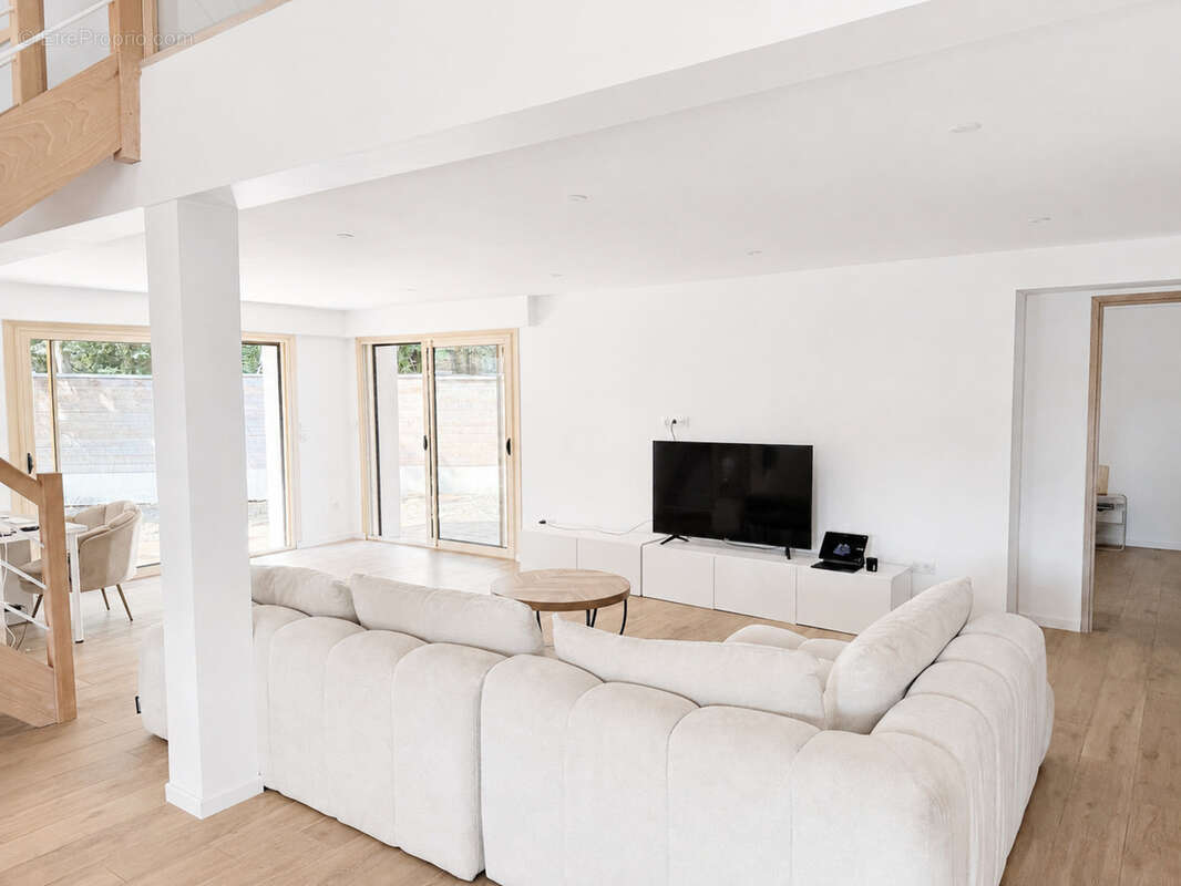 Élégante maison familiale rénovée en lisière de forêt – Deux suites parentales, confort et nature à Hourtin - photo 7