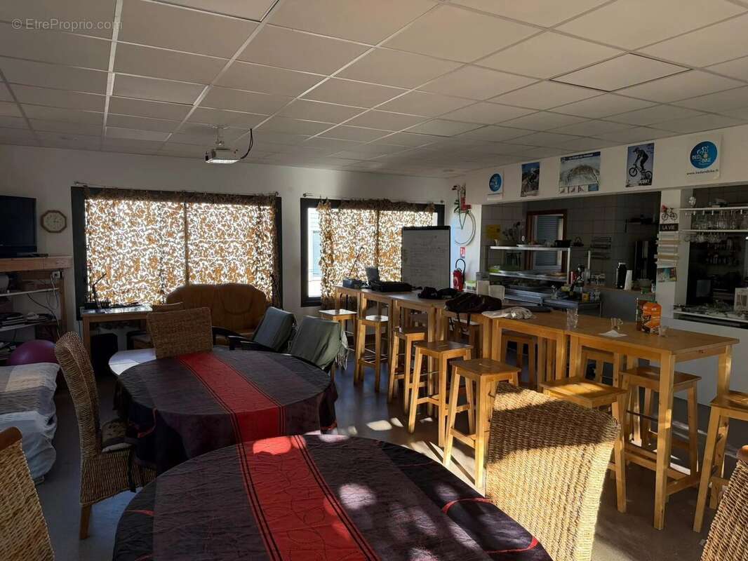 Commerce à PERNES-LES-FONTAINES