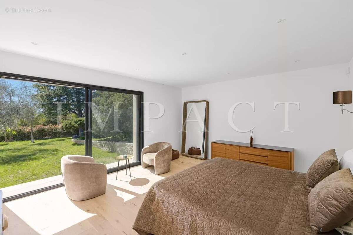 Maison à CHATEAUNEUF-GRASSE