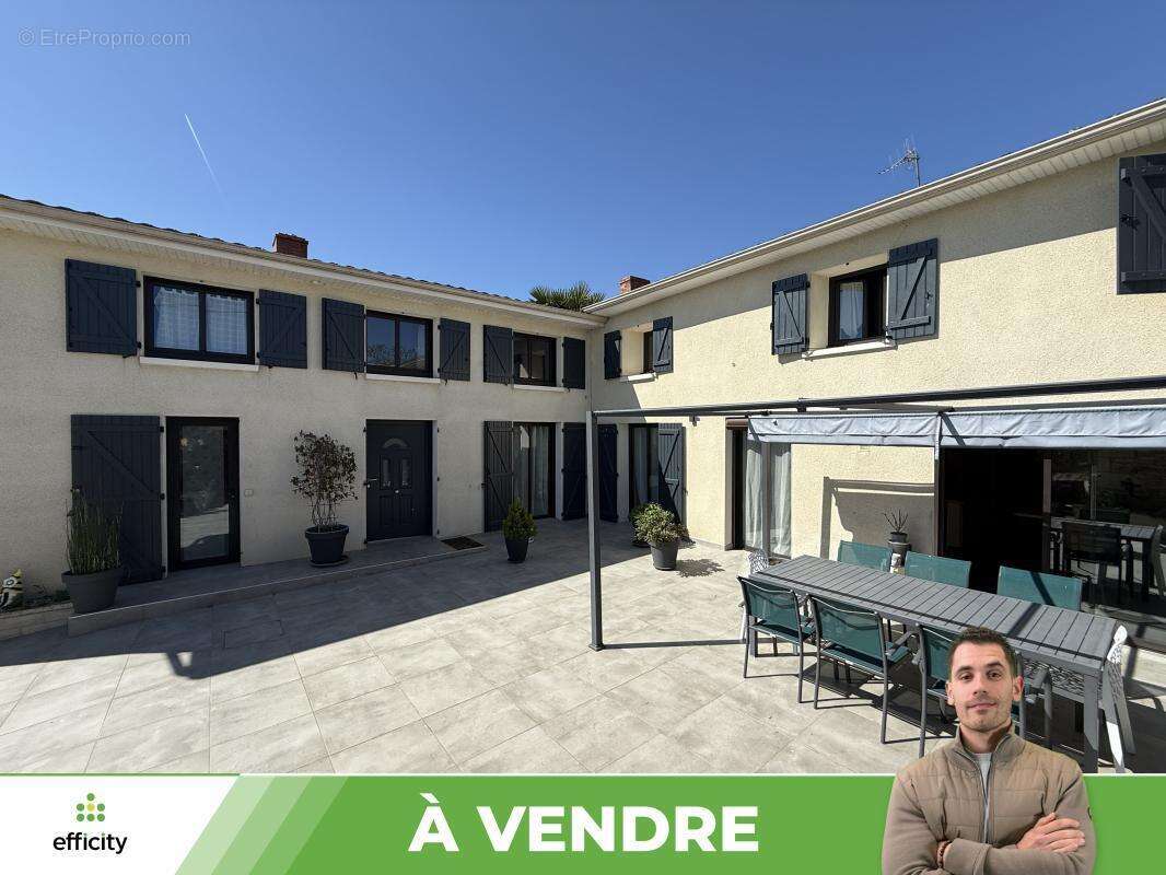 Maison 293 m² à Jaunay-Clan  - photo 2