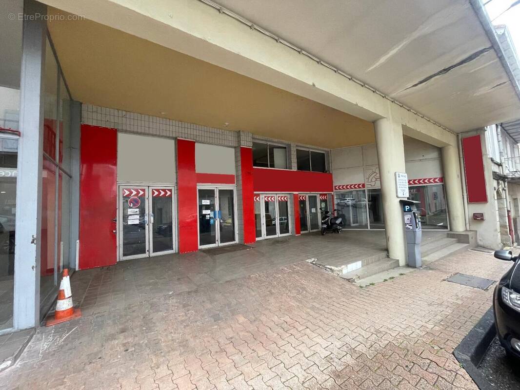   - Commerce à AUBENAS