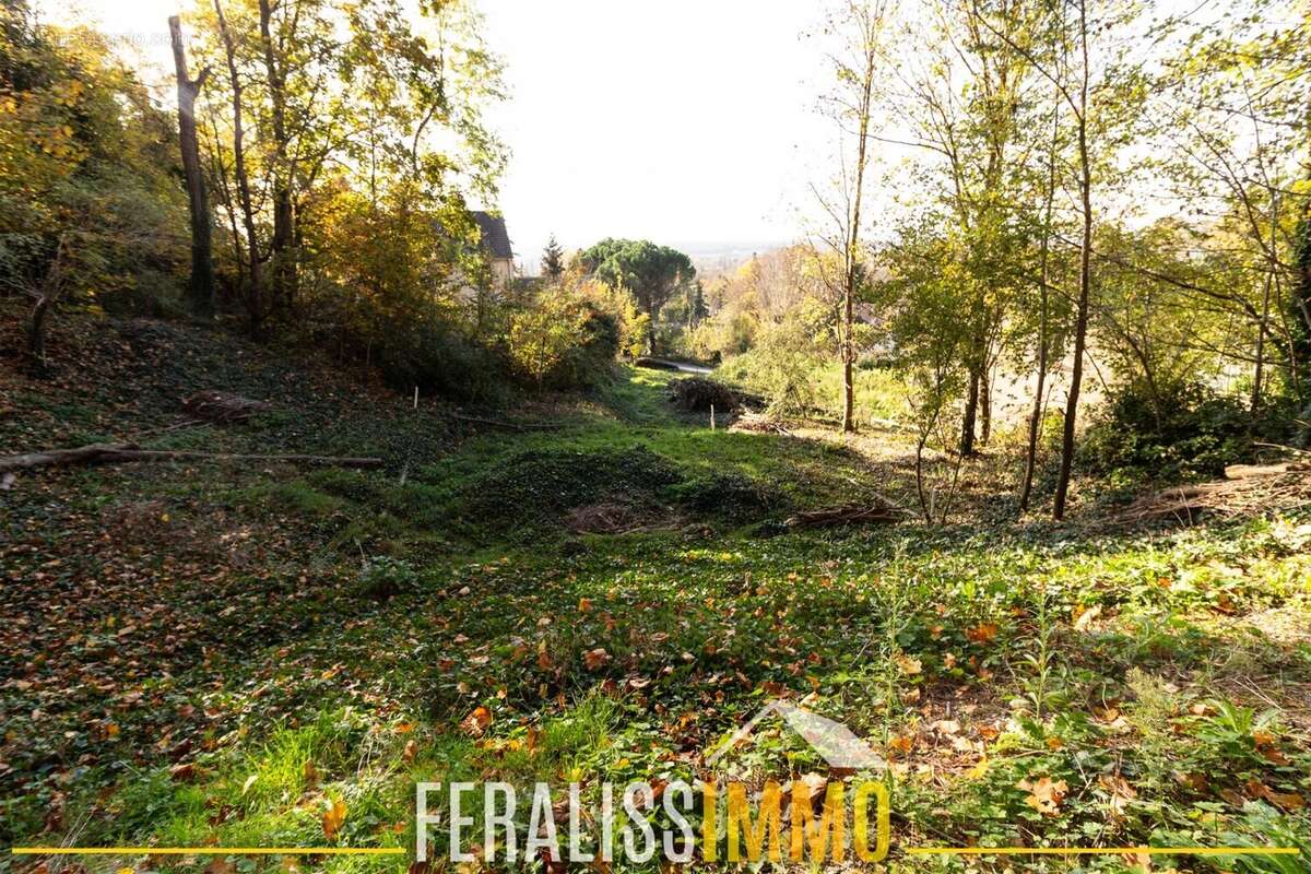 Terrain à VAUX-SUR-SEINE