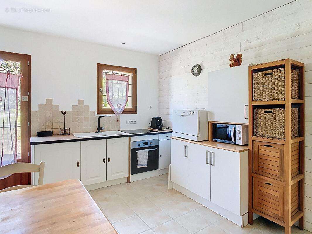 Ensemble contemporain avec maison principale, gîte indépendant, piscine chauffée et vaste terrain - photo 14