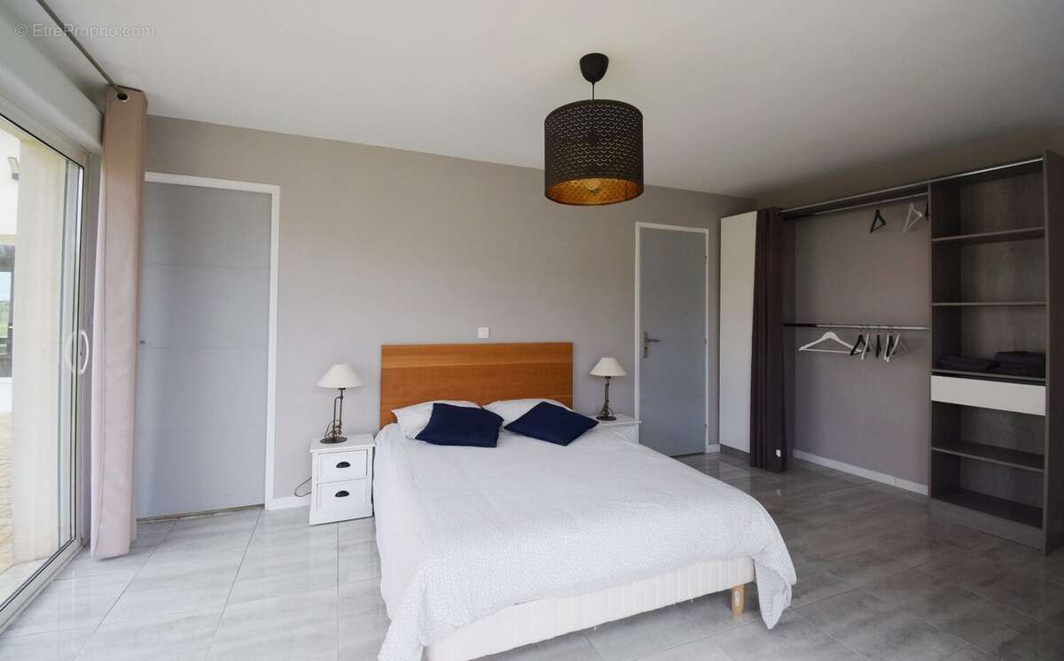 Maison à SAINT-CLEMENT-DE-REGNAT