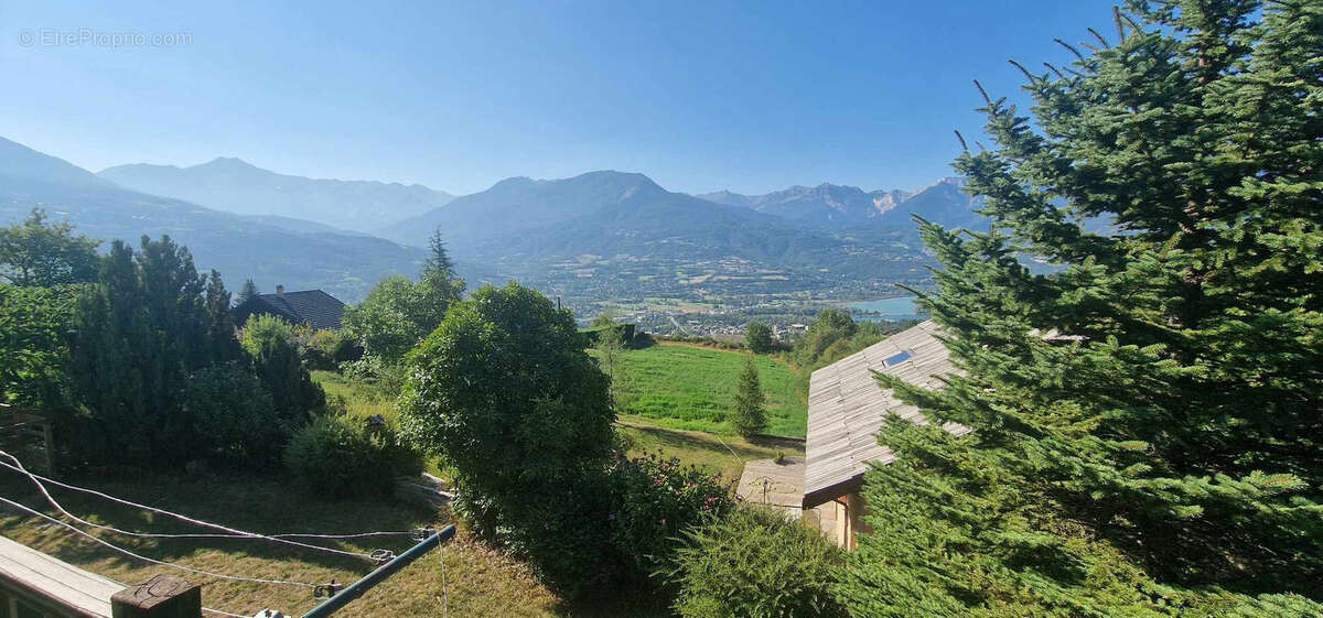 Dans quartier résidentiel avec une vue lac et montagne, grande villa composée de 3 appartements - photo 11