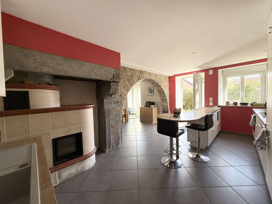 Maison à MONTROND-LE-CHATEAU