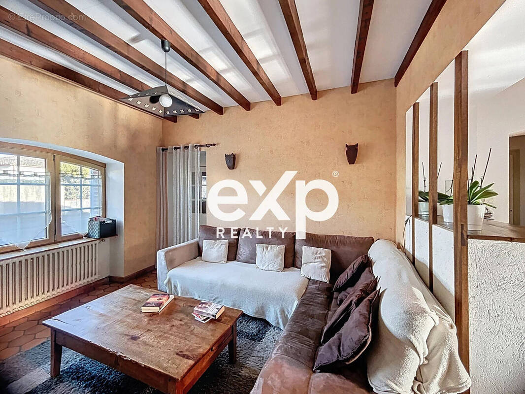salon  avec sa cheminée  - Maison à GETIGNE