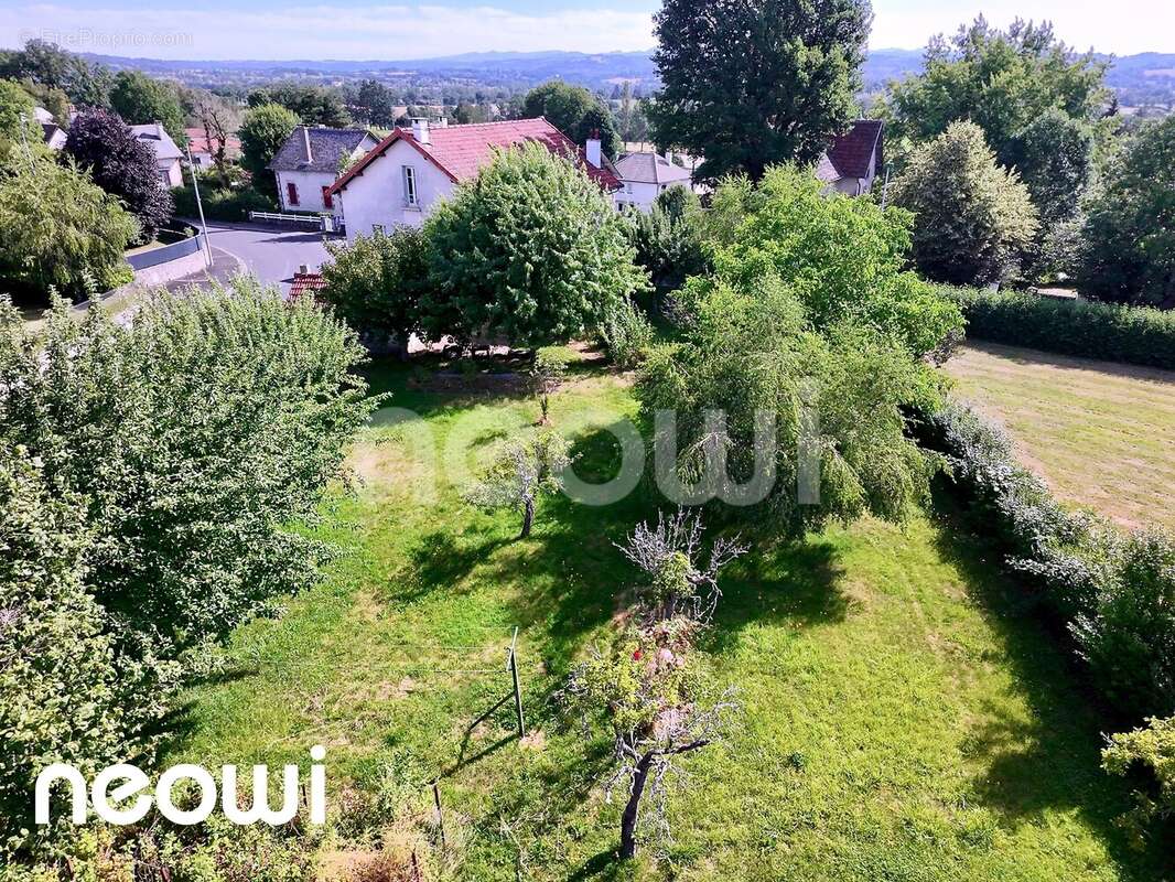 Grande maison avec atelier, garage et jardin arboré - photo 12
