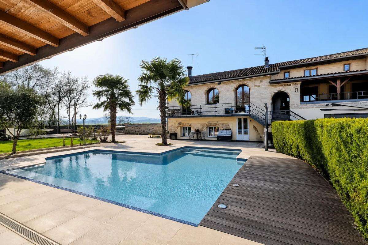 Maison en pierre rénovée avec piscine à Uchizy - photo 2