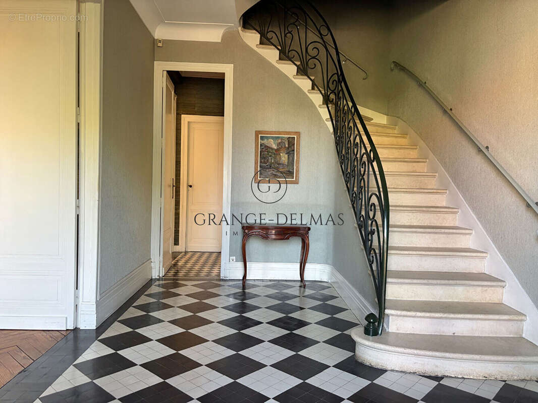 Maison pierre en retrait de rue avec jardin et garage - CAUDERAN GOLF BORDELAIS - photo 4