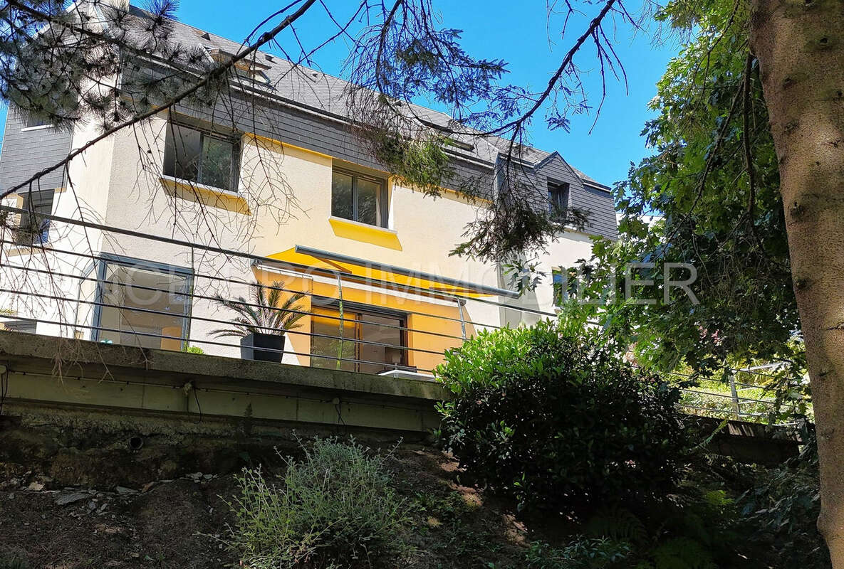 Spacieuse maison familiale de 165 m2 avec 5 chambres, 2 garages et jardin - photo 16