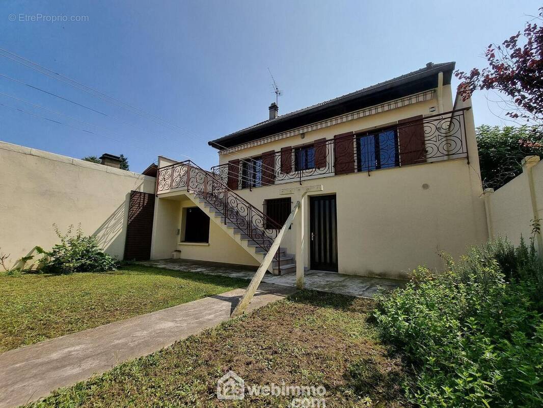 A l&#039;arrière de la maison, la terrasse de 25m2 environ, permet un accès direct au jardin, - Maison à ORLY