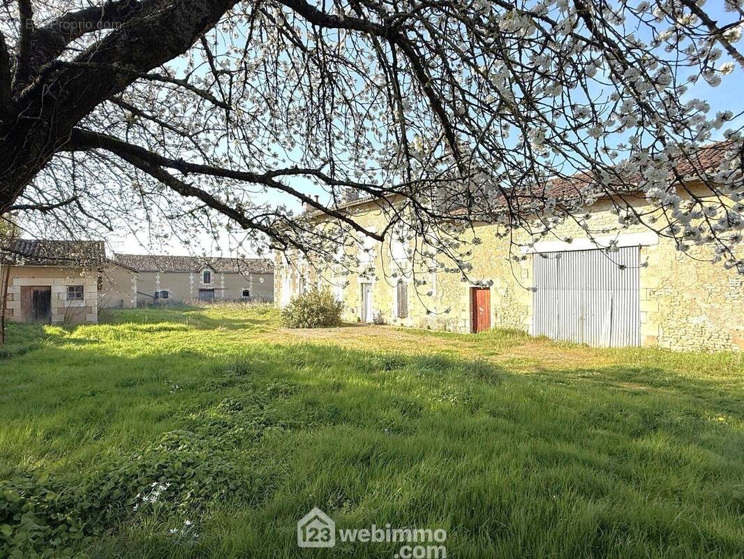 Ancien corps de ferme à réhabiliter, potentiel de 1700 m2 habitables environ. - Maison à POITIERS