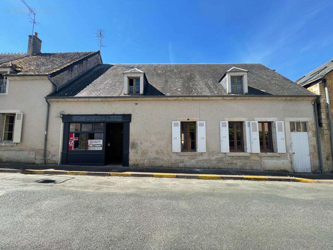 Maison de village à fort potentiel  133 m² + combles aménageables  Proche Saint-Amand-Montrond - photo 2
